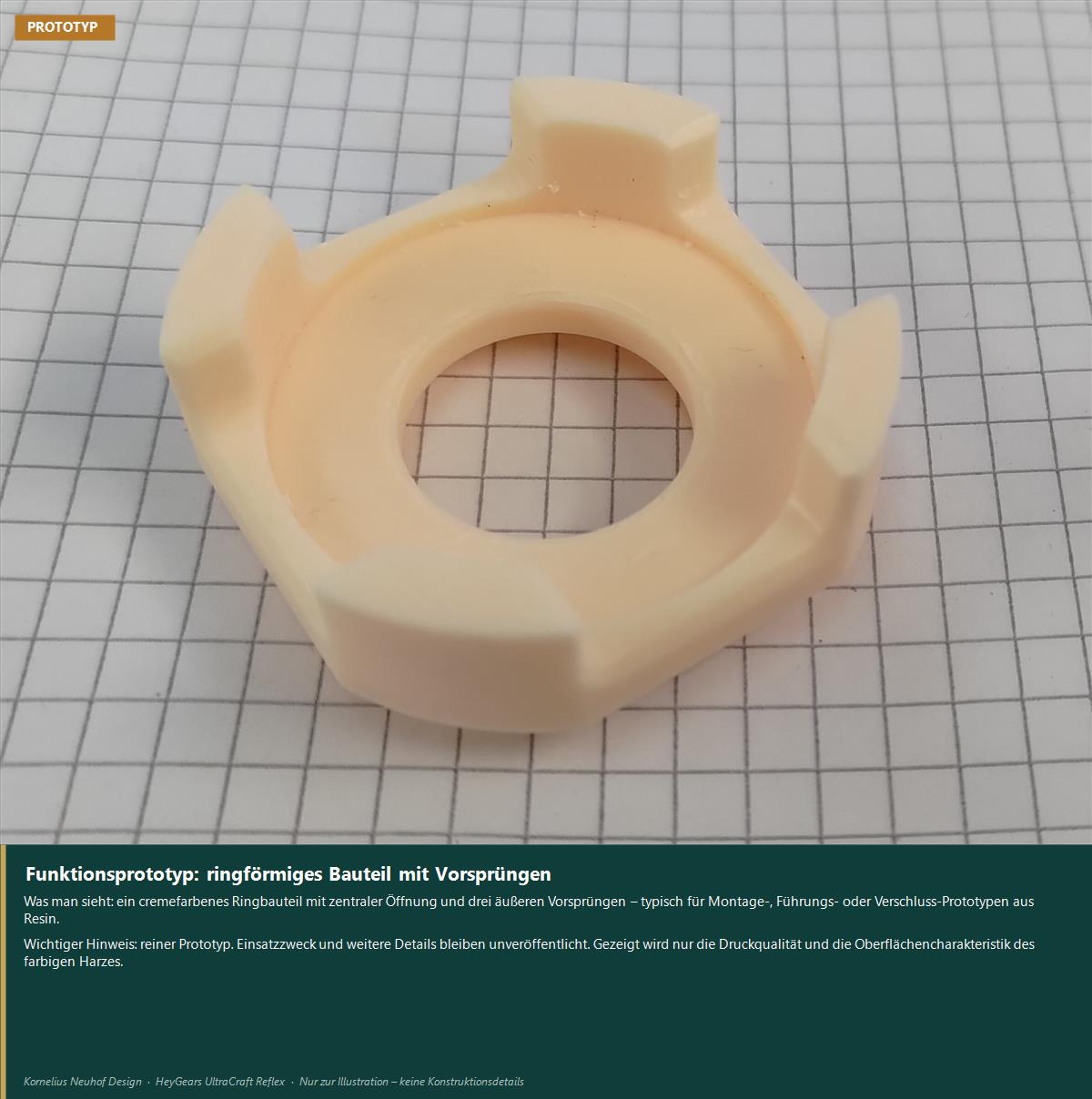 Prototyp: cremefarbenes Ringbauteil mit drei Vorsprüngen, Resin-3D-Druck